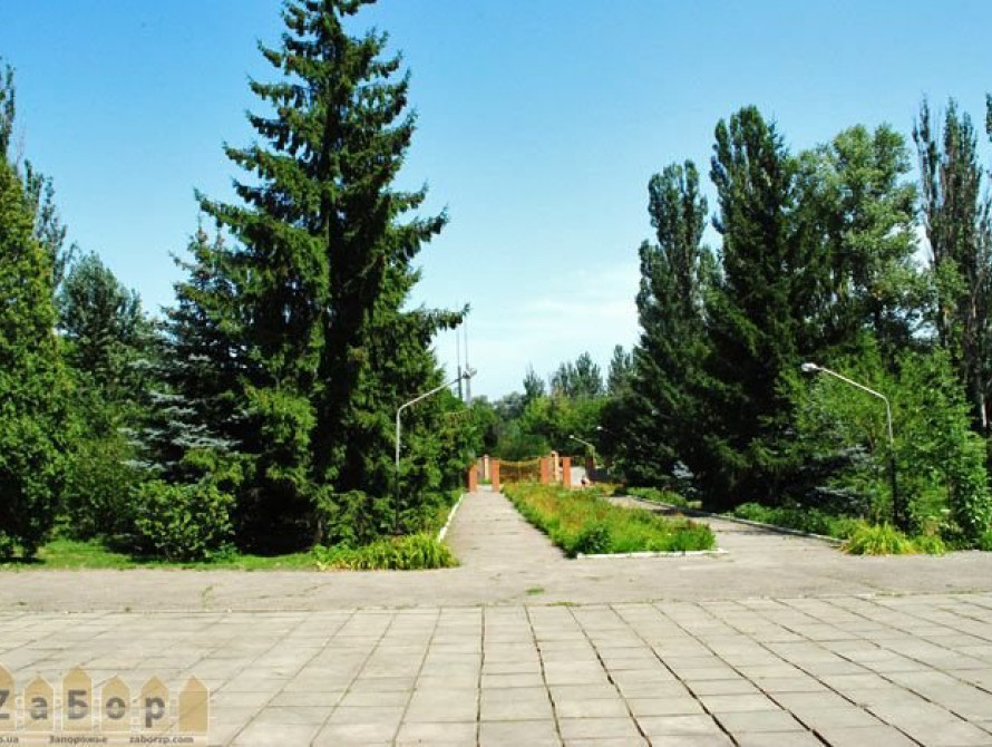 В Запорожье "молочная" фирма обустроилась  в элитном секторе на берегу Днепра