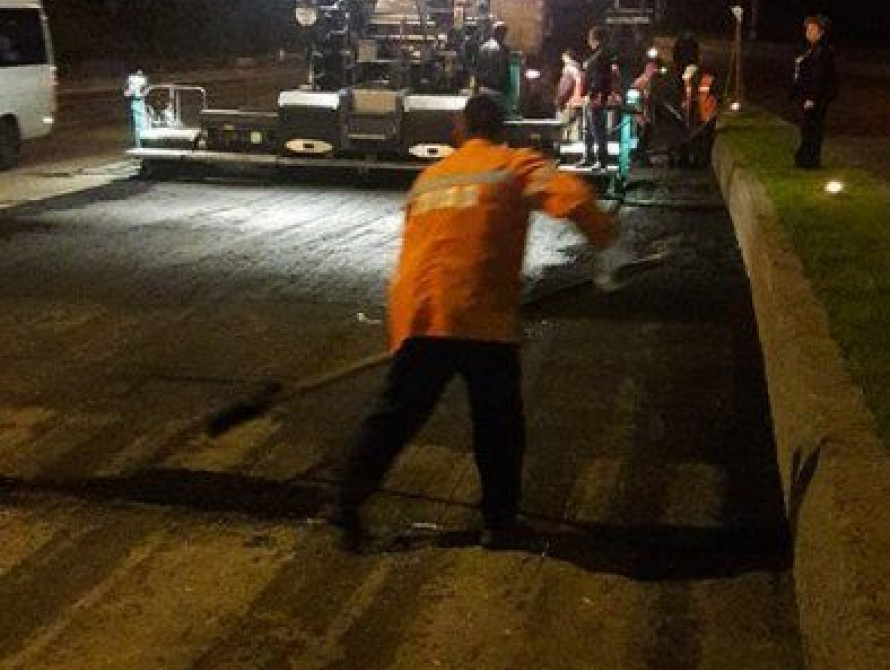 Запорожские коммунальщики ремонтируют дороги по ночам