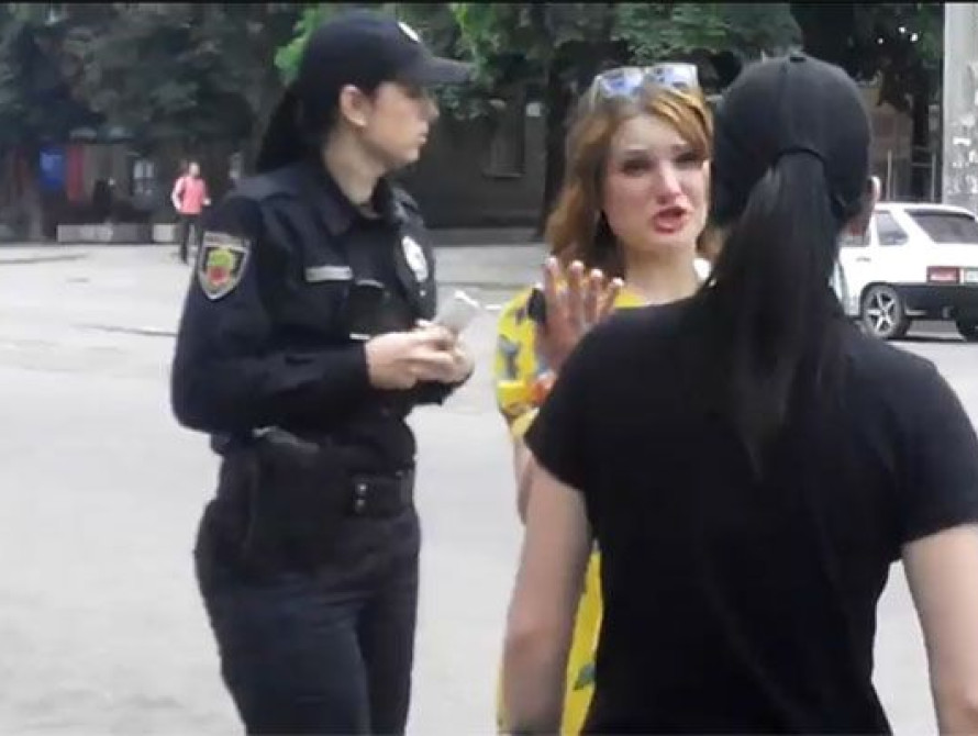 В Запорожье две пьяные девушки избили продавщицу киоска (видео)