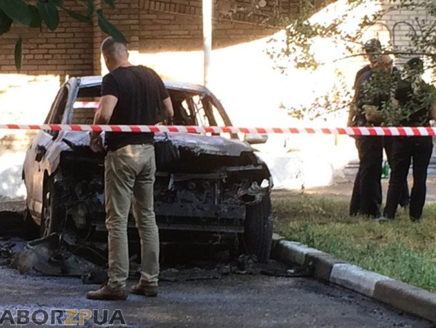 В Запорожье за кинотеатром им. Довженко сожгли джип