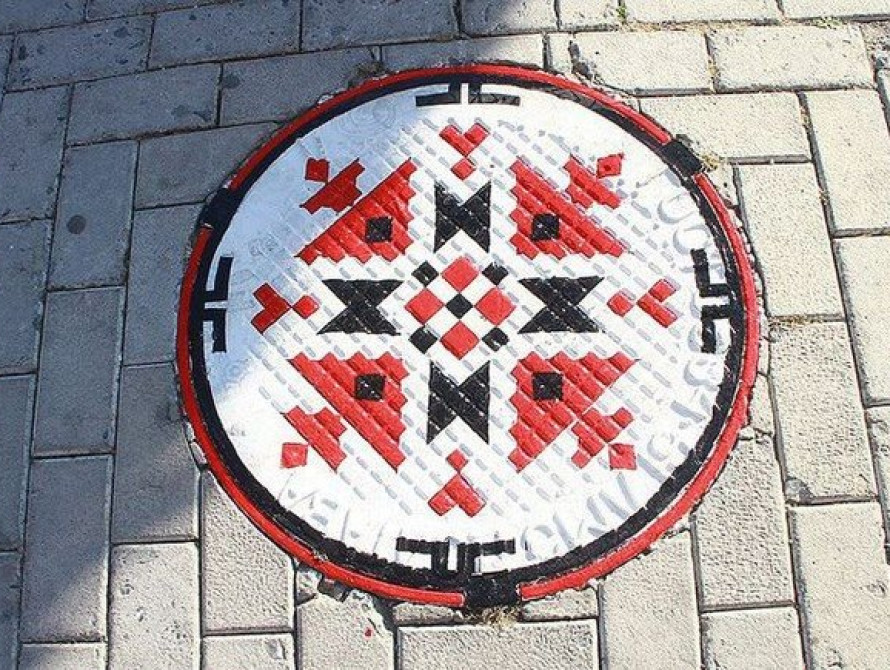 В Запорожье начали разрисовывать люки на центральном проспекте (фото)