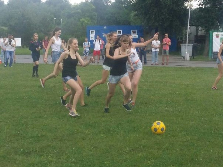 В Запорожье на "Радуге" блондинки "порвали" брюнеток