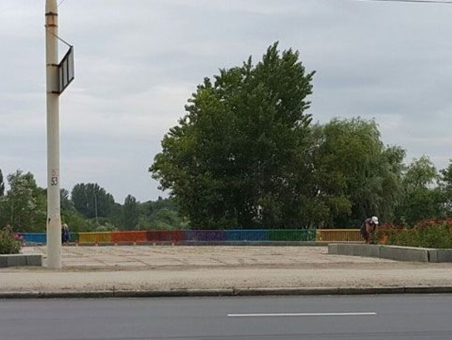 В Запорожье ограду у Правобережного пляжа окрашивают в цвета радуги