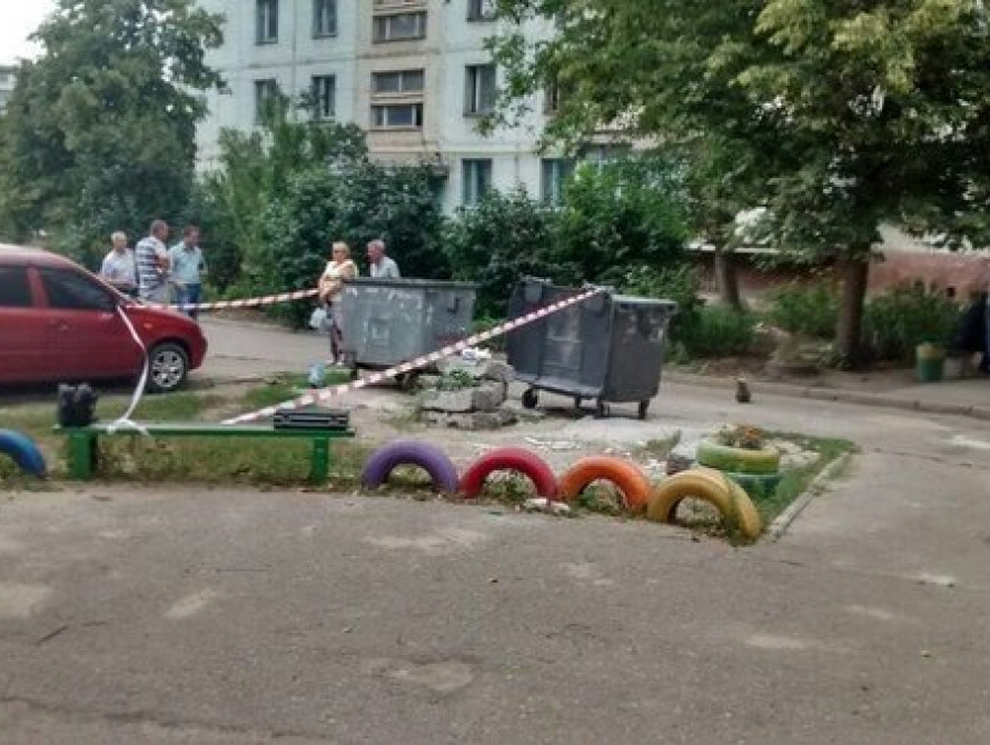 В Запорожье "непутевая" мать выбросила мертвого ребенка в мусорку