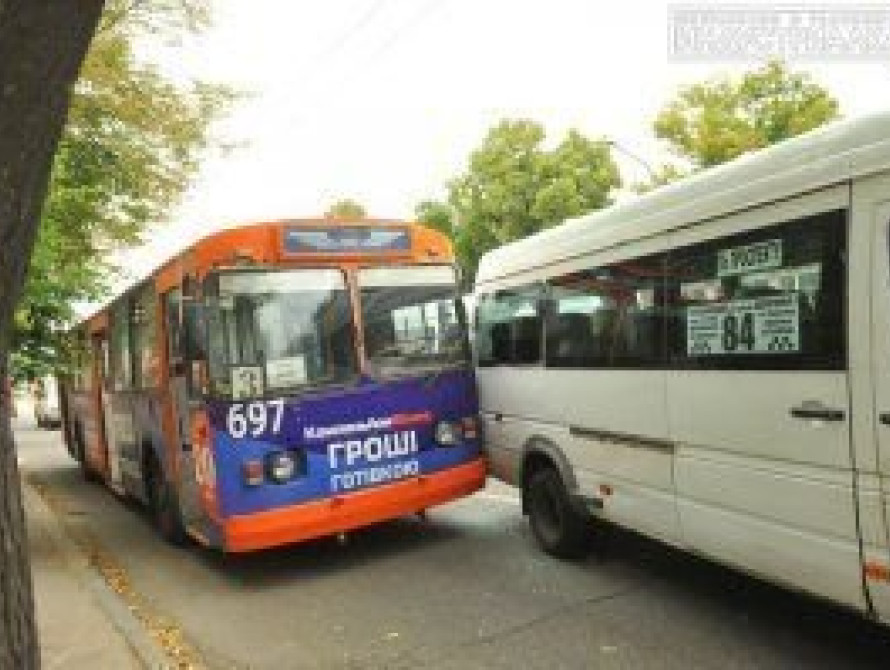 В Запорожье столкнулись троллейбус и маршрутка (фото)