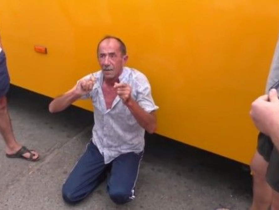 В Бердянске бойцы АТО поквитались с водителем маршрутки, который унизил ребенка (видео)