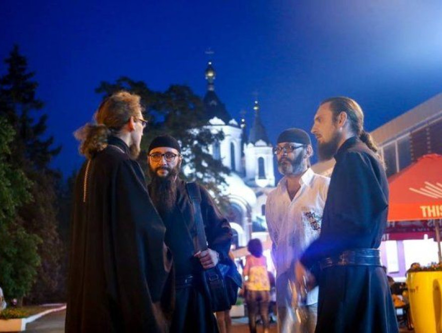 Запорожская епархия на "крутых" автобусах отправила прихожан в Киев (фото)