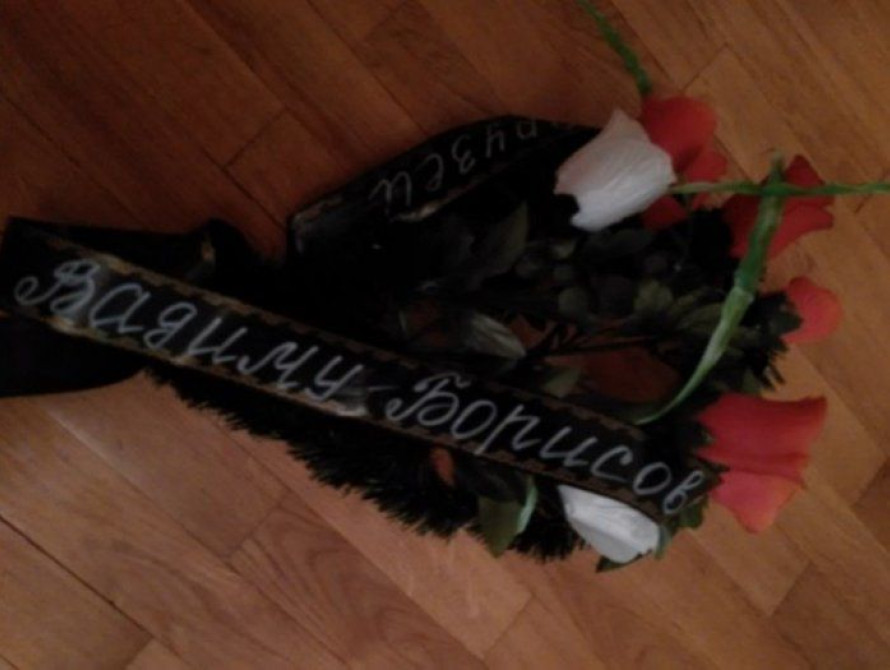 Запорожскому политику под дверь положили похоронный венок