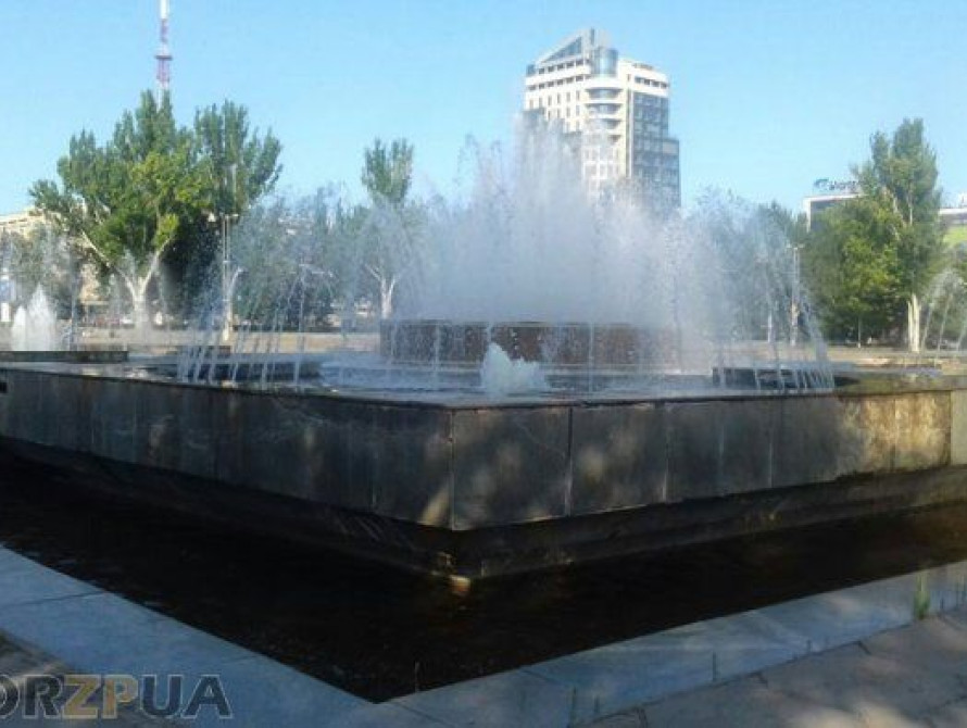 В Запорожье включили фонтан на пл. Фестивальной и горожане устроили к нему паломничество