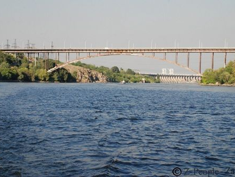 В Запорожье парень разбился на смерть, упав с мост