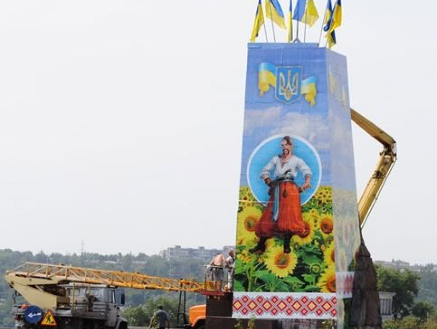В Запорожье вместо Ленина на постаменте появился казак (ФОТО)