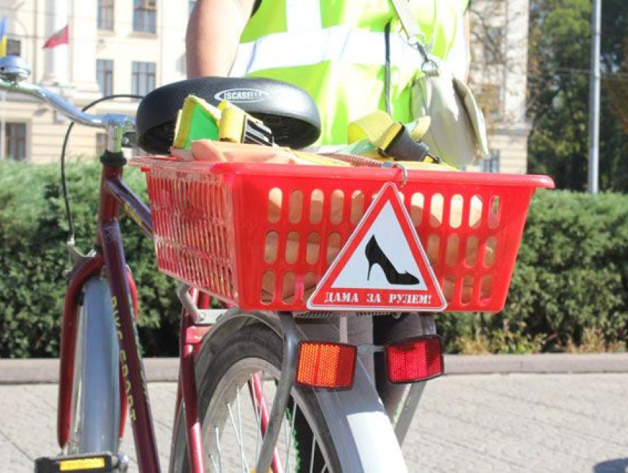 В Запорожье на женский велопарад приглашают мужчин в париках и платьях