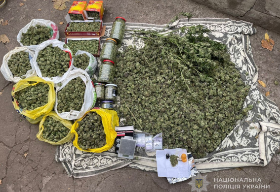 У запорізького пенсіонера вилучили 24 кілограми наркотиків на понад 6 млн грн (фото, відео)