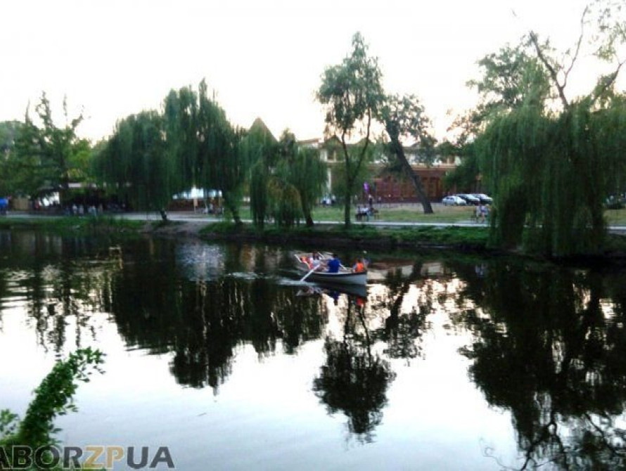 В Запорожье в "Дубовой роще" открыли прокат лодок
