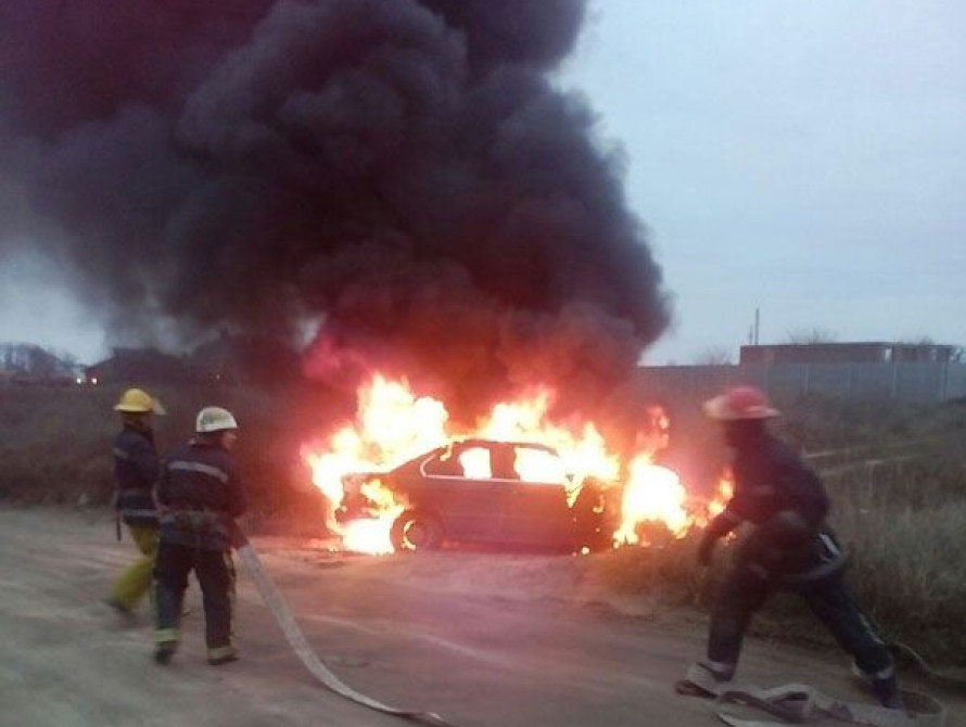 В Запорожье во дворе дома неизвестные сожгли Ауди
