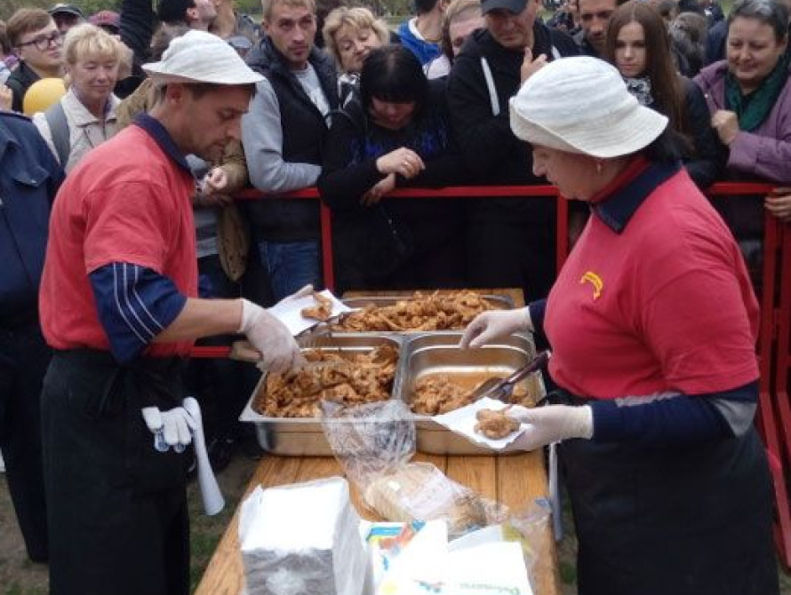 В Запорожье поставили рекорд по приготовлению куриных крылышек (фото, видео)