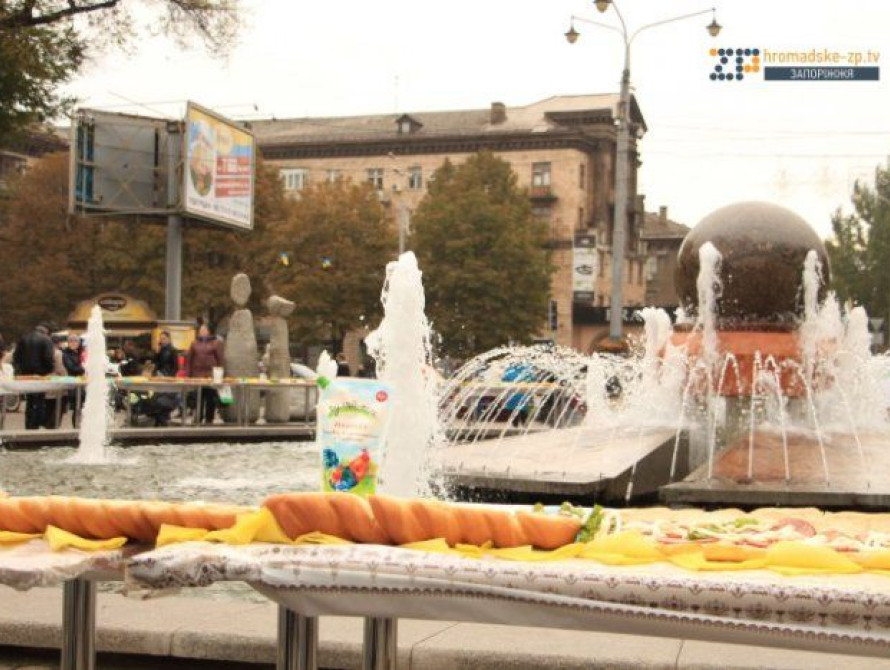 Жители Запорожья за считанные минуты съели рекордный бутерброд