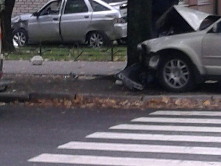 В Запорожье машина влетела в стену жилого дома