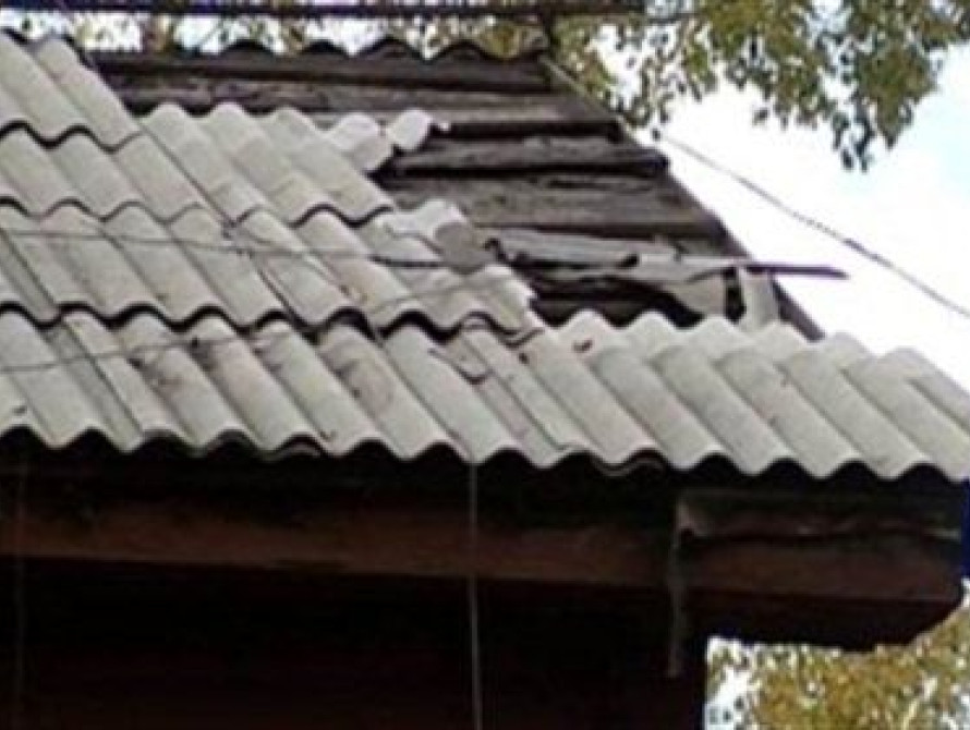 В Запорожье за 500 тысяч отремонтировали крышу дома, а она опять течет