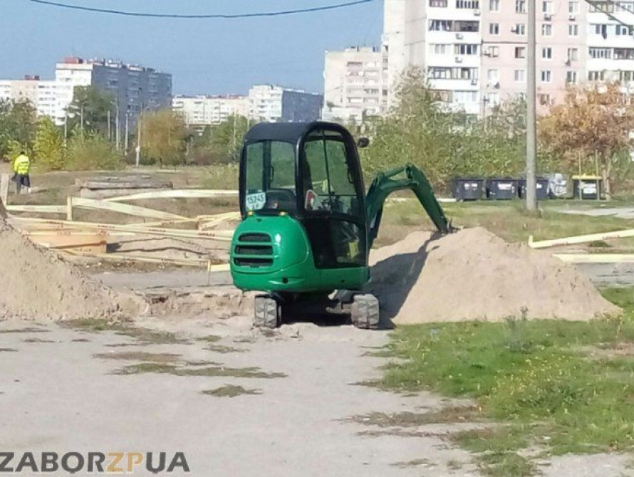 В Запорожье у коммунальщиков появилась новая техника - мини-экскаватор