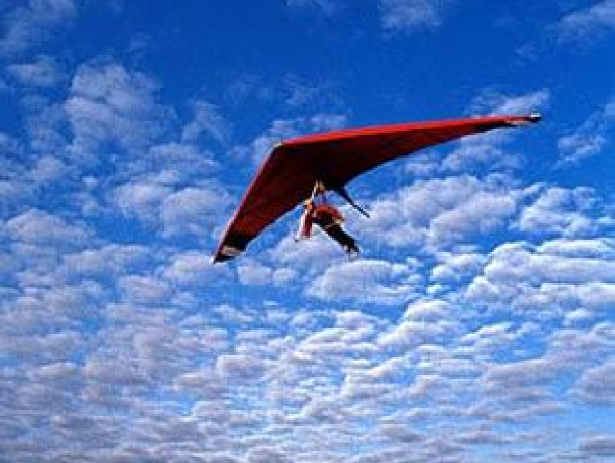 Под Запорожьем мужчина упал с дельтаплана