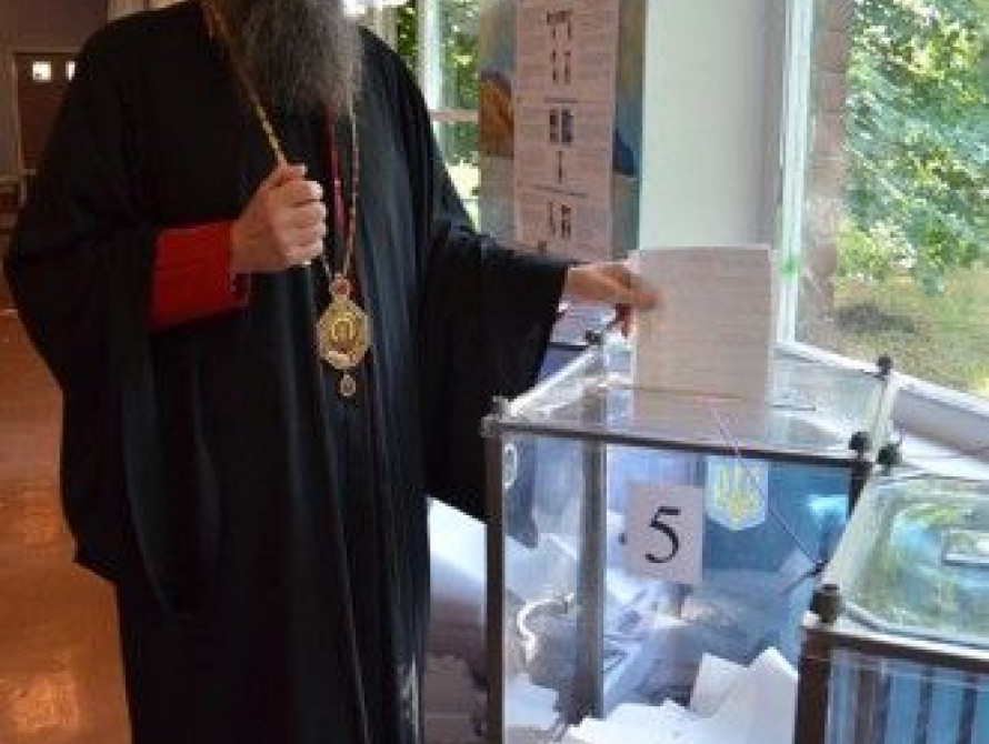 Владыка Лука назвал поведение нардепа Игоря Артюшенко "двуличием"