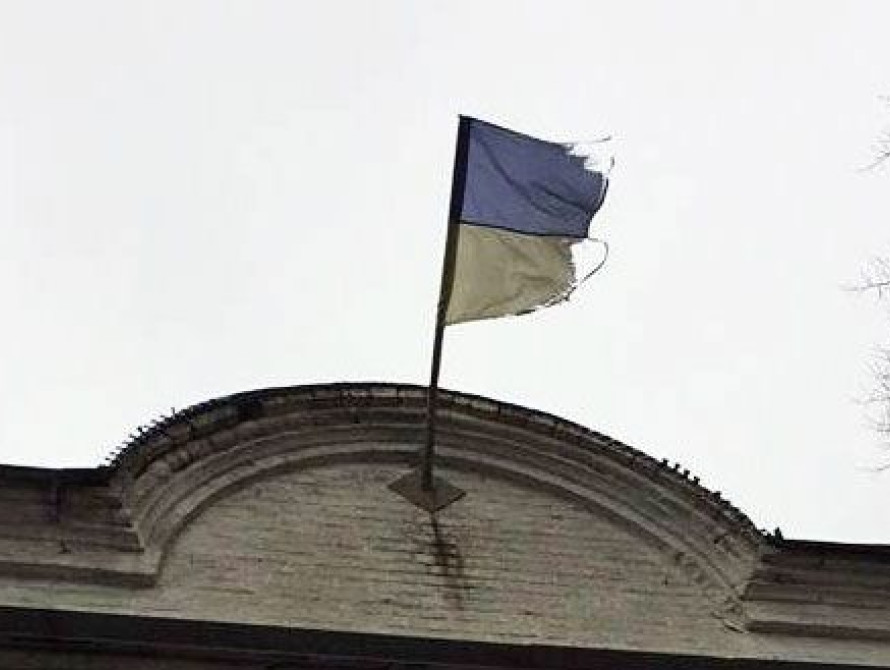 Позор Запорожья: На здании райсуда висит потрепанный флаг (ФОТО)
