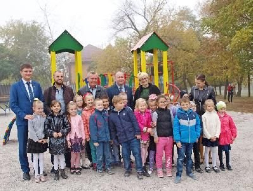 В Запорожье разваливаются новые детские площадки