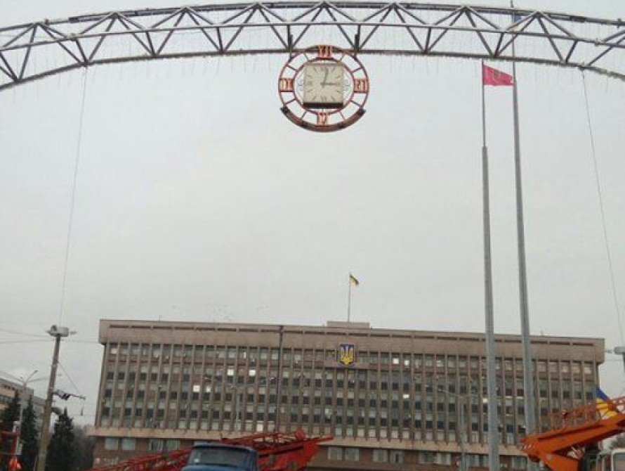 В Запорожье на арку на Фестивальной повесили часы и монтируют иллюминацию