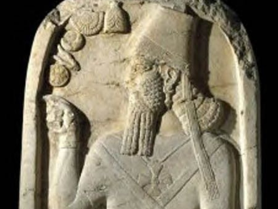 В Запорожье возле "Макдональдса" появилась шестиметровая статуя ассирийского бога