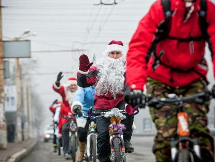 В Запорожье прошел велозабег Дед Морозов (фото)