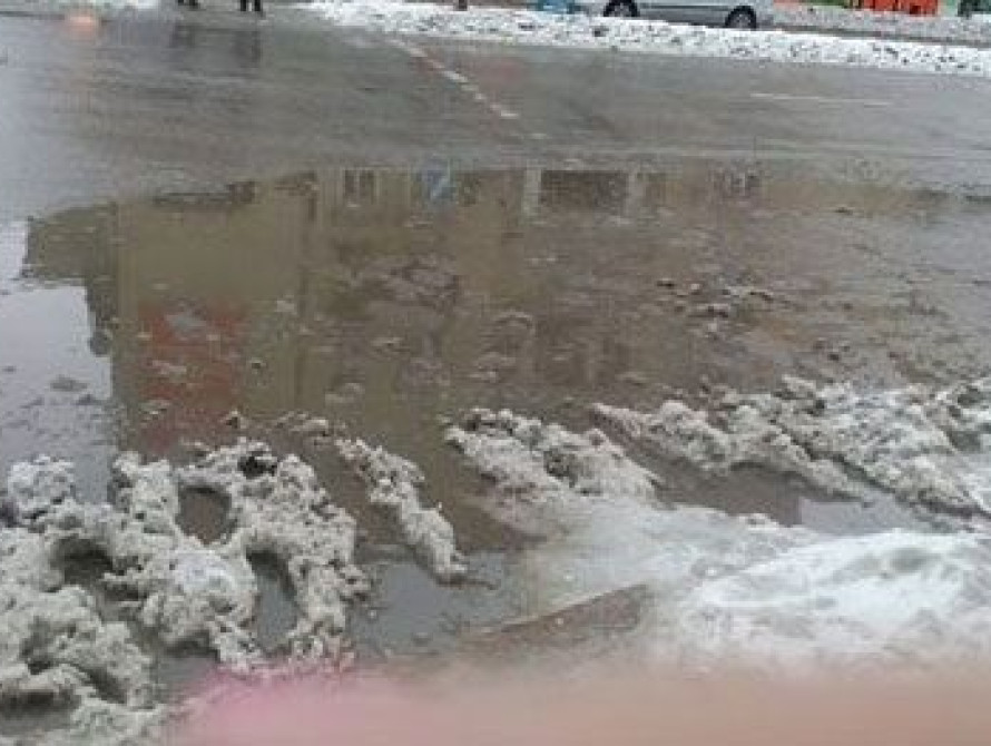 В Запорожье на  центральном проспекте огромные лужи из-за неубранного снега