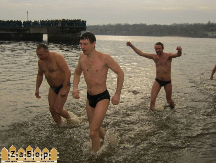 Где и во сколько в Запорожье на Крещение можно освятить воду и искупаться 