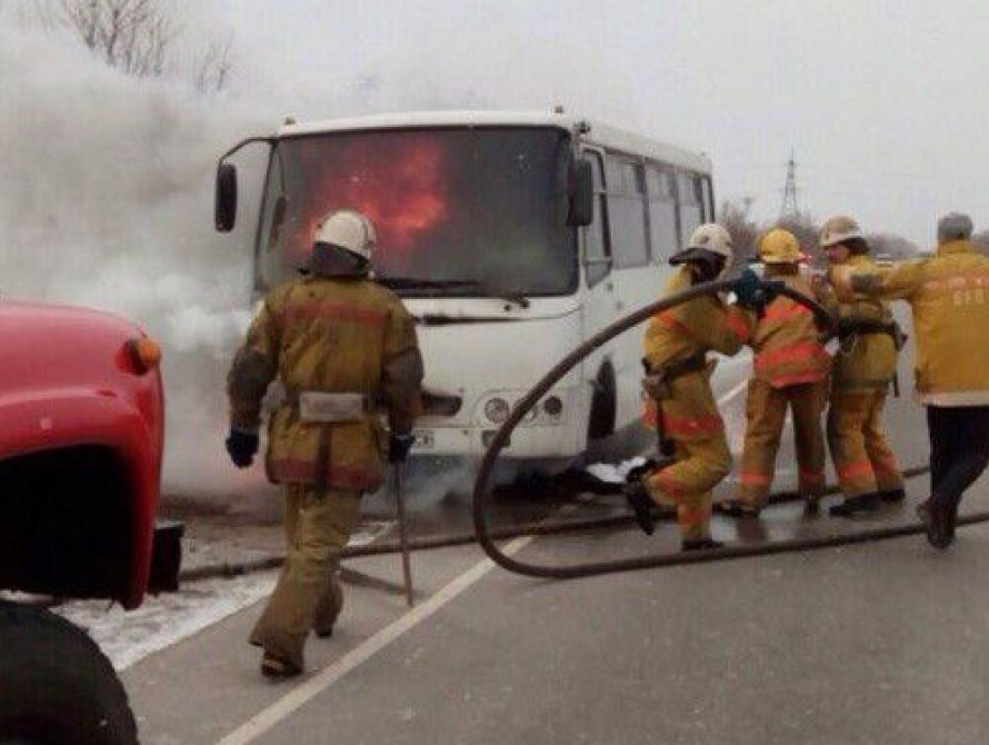 Под Запорожьем на трассе загорелся пассажирский автобус