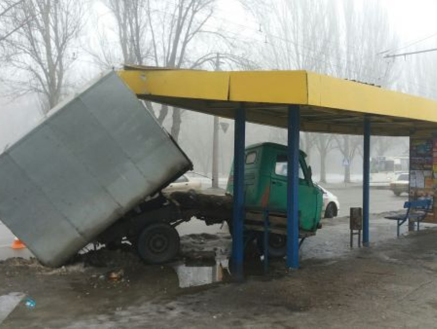 В Запорожье фургон врезался в остановку (фото)