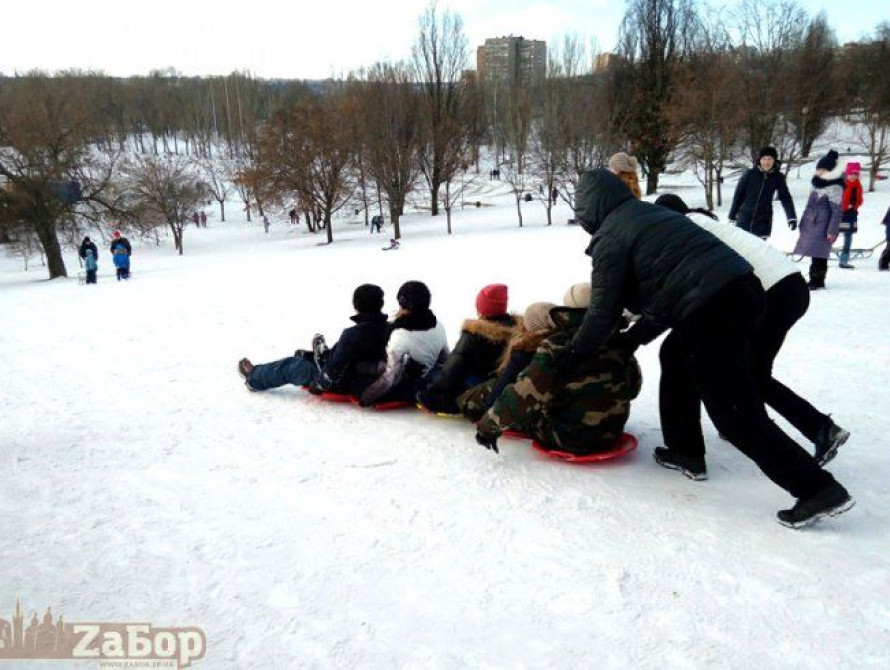 В Запорожье студентка скатилась с горки и поломала копчик