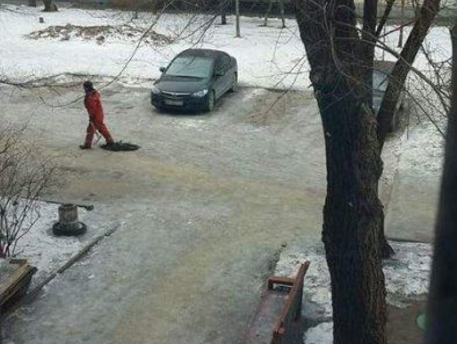 В Запорожье коммунальщики "продвигают" технологии укладки асфальта в снег и лужи