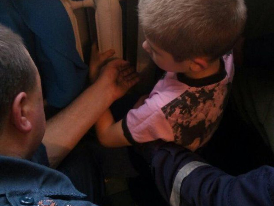 В Запорожье спасали ребенка, у которого рука застряла в батарее