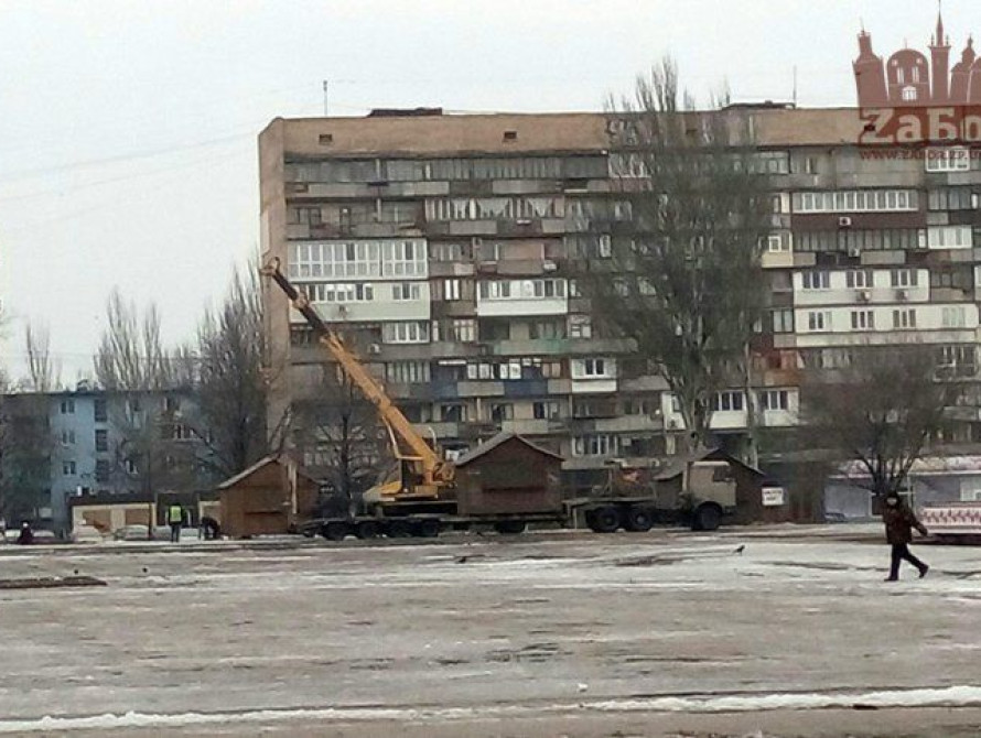 В Запорожье убирают деревянные домики с площади Фестивальной