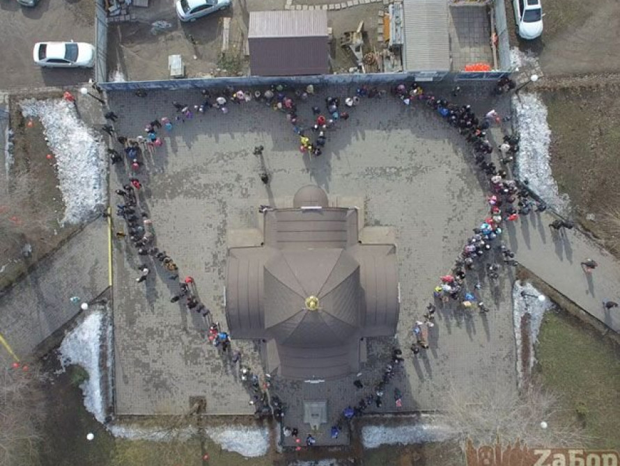 В Запорожье показали, снятое с высоты птичьего полета, огромное сердце, выстроенное из людей 
