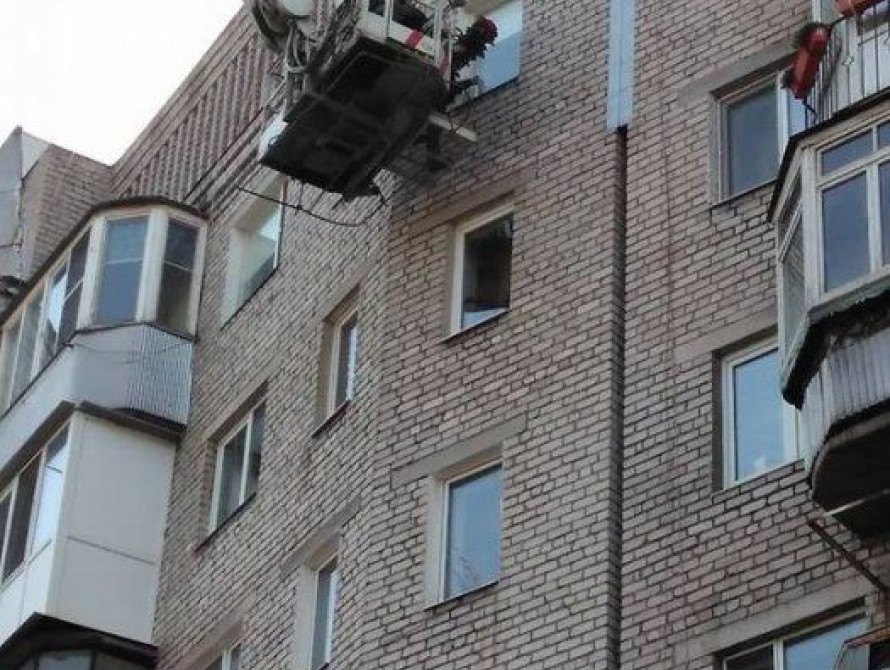 В Запорожье с помощью подъемного крана организовали оригинальное поздравление на 8 Марта