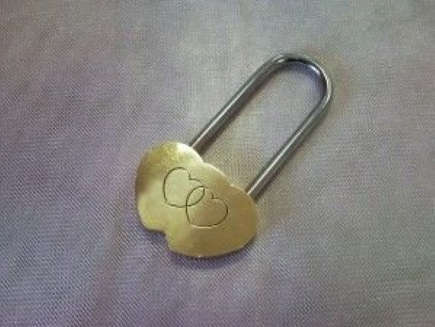 В Запорожье металлист срезал замки влюбленных