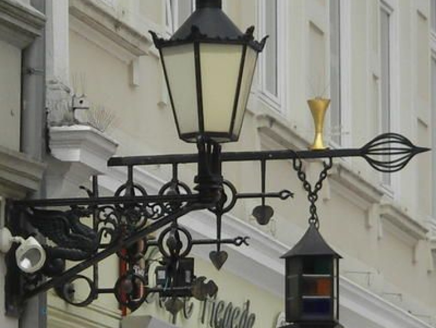  В Запорожье среди белого дня стали включать уличное освещение