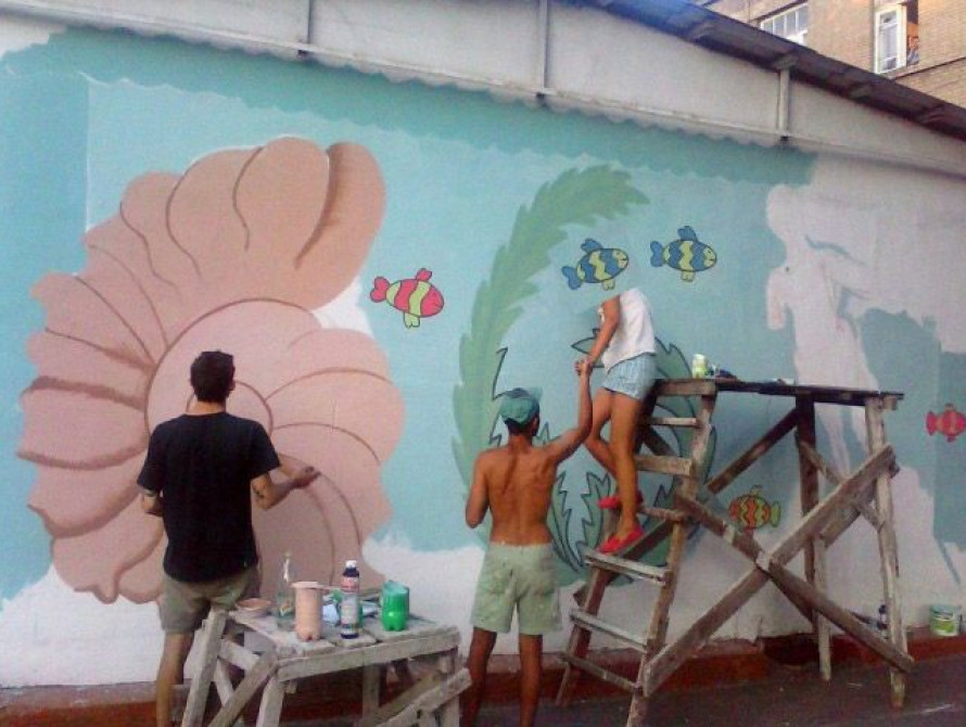 В Токмаке провели добрый флеш-моб ко Дню кукол