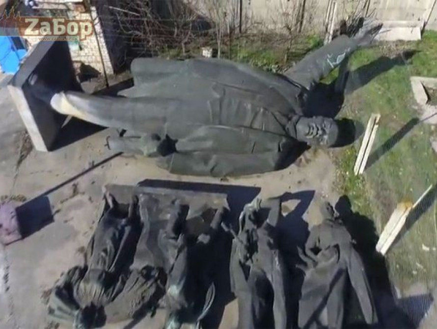 В Запорожье на Бабурке сняли сверженного Ленина с высоты птичьего полета
