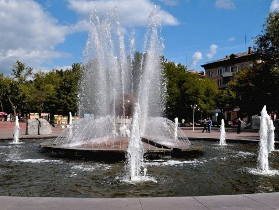 В Запорожье открыли фонтан на пл. Маяковского и подсветили его цветными огнями