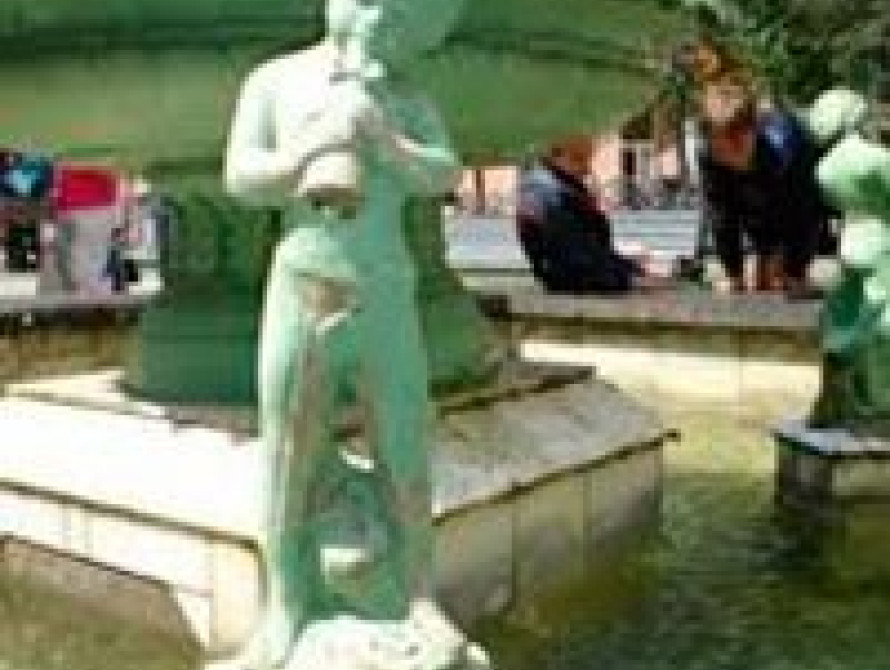 Почти десантники: В Запорожье дети ныряют в фонтаны, а пьяные мужчины в Днепр - купальный сезон открыт 