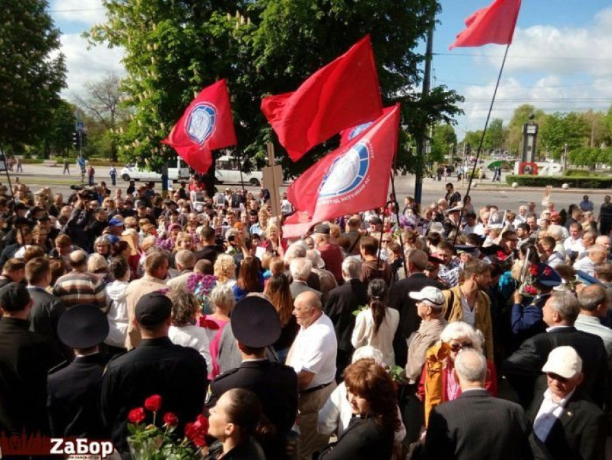 В Запорожье перед мэрией произошли стычки с "Бессмертным полком" (фото)