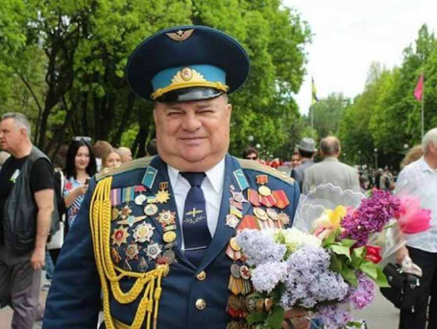 В Запорожье экс-депутат выдавал себя за ветерана и собирал цветы на Аллее Славы