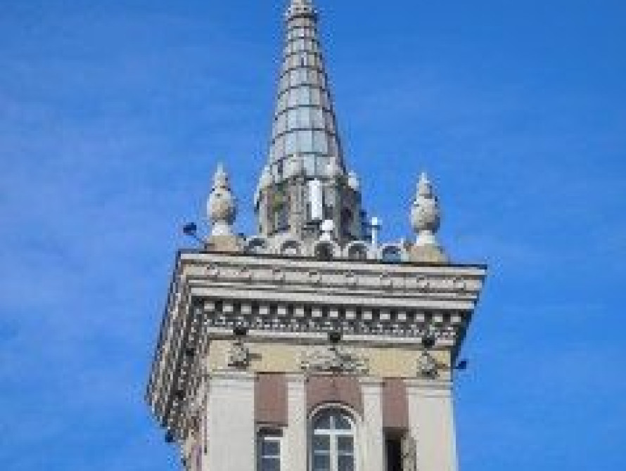 В Запорожье подросток залез на шпиль башни на центральном проспекте (видео)